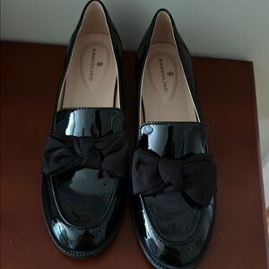 Bandolino Black Patent Leather Flats with Decorative Bows